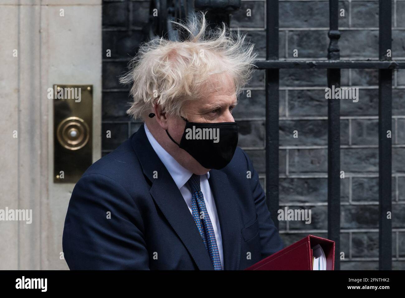 Londres, Royaume-Uni. 19 mai 2021. Le Premier ministre britannique Boris Johnson quitte le 10 Downing Street pour les QPM à la Chambre des communes. Crédit: Wiktor Szymanowicz/Alamy Live News Banque D'Images