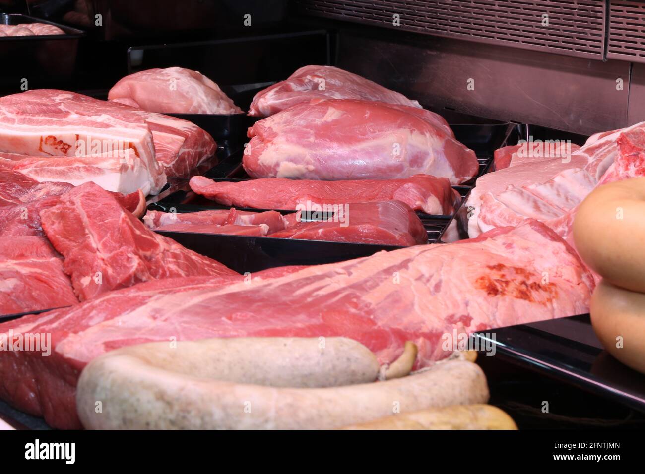 Variété de produits à base de viande fine dans la boucherie Photo Stock -  Alamy