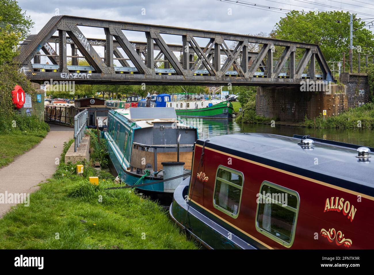 Barges au printemps près du pont ferroviaire traversant la rivière Great Ouse à Ely, Cambridgeshire, Angleterre, Royaume-Uni Banque D'Images