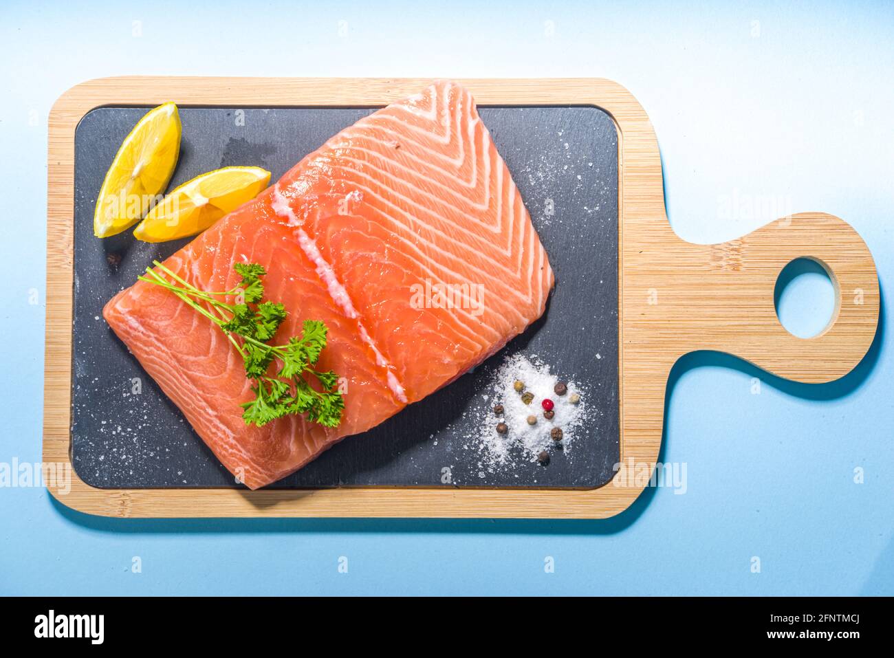 Steak de saumon frais cru aux épices pour la cuisine, préparation de la nourriture arrière-plan vue de dessus espace copie Banque D'Images