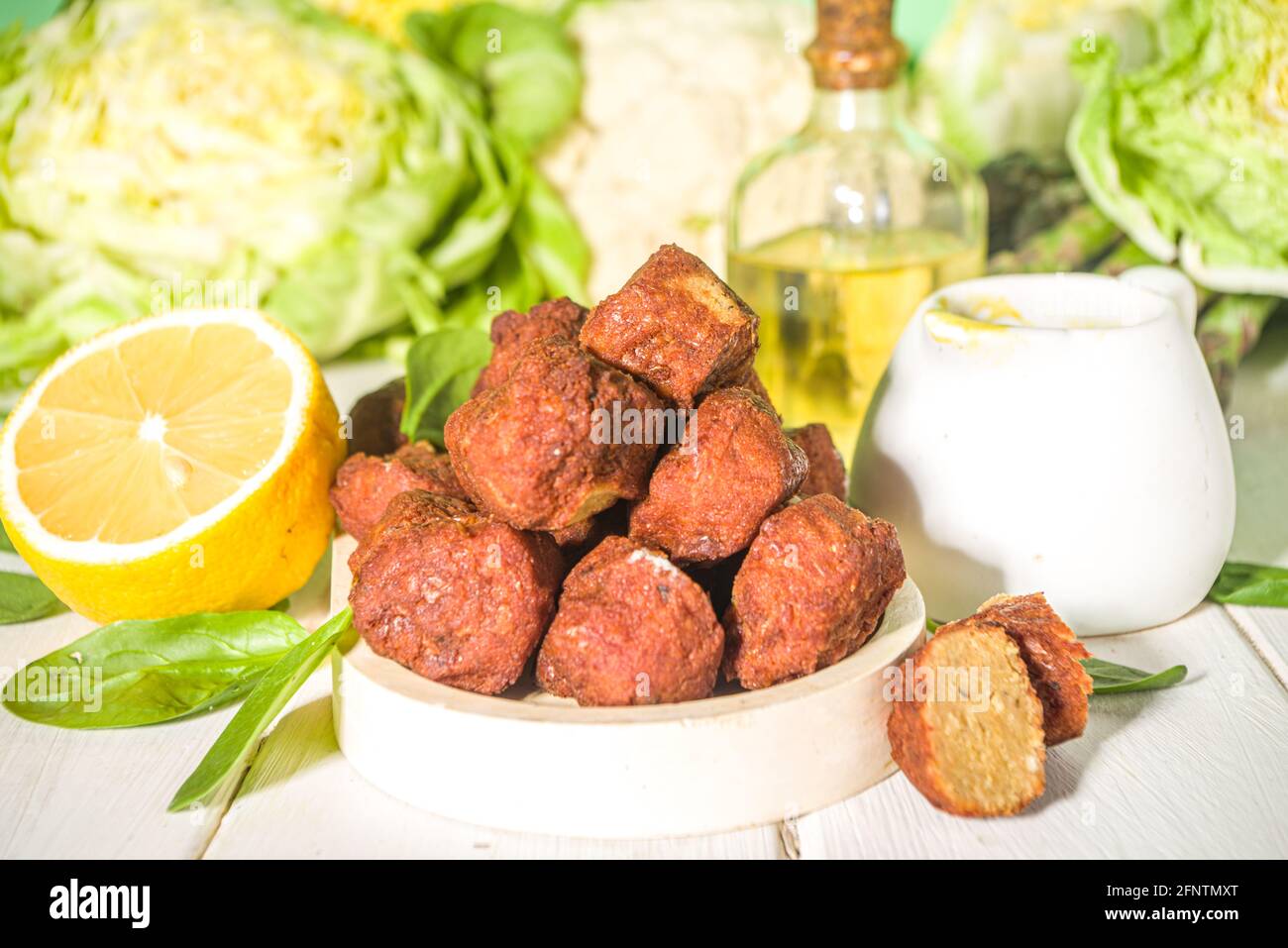 Plat moyen-oriental ou arabe, patties de falafel aux pois chiches rôtis avec sauce au yaourt à l'ail, laitue et légumes verts frais Banque D'Images