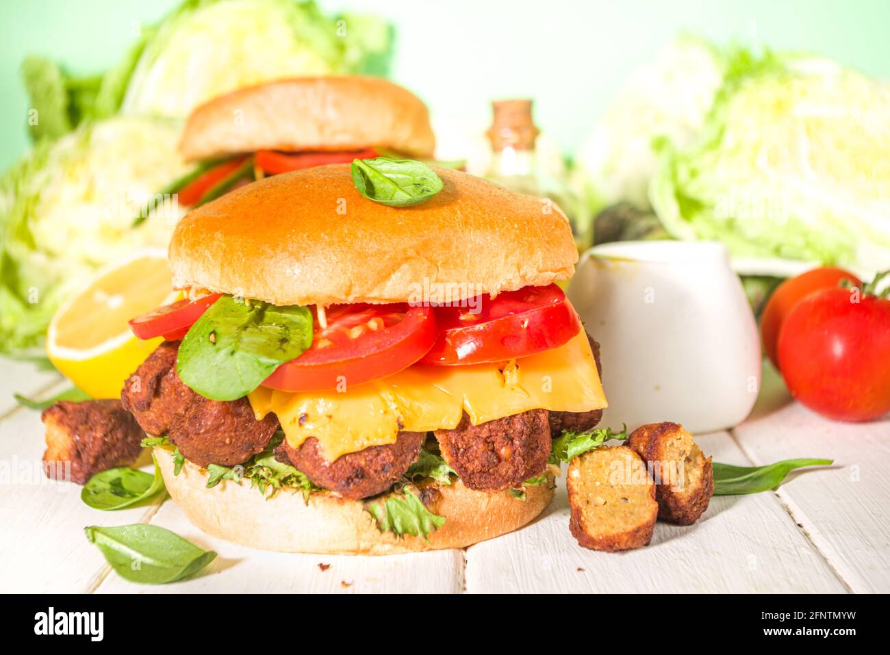 Falufel et hamburger de légumes frais. Cheeseburger végétalien avec falafel rôti, cuisine traditionnelle israélienne, avec un espace de copie de sauce au yaourt Banque D'Images