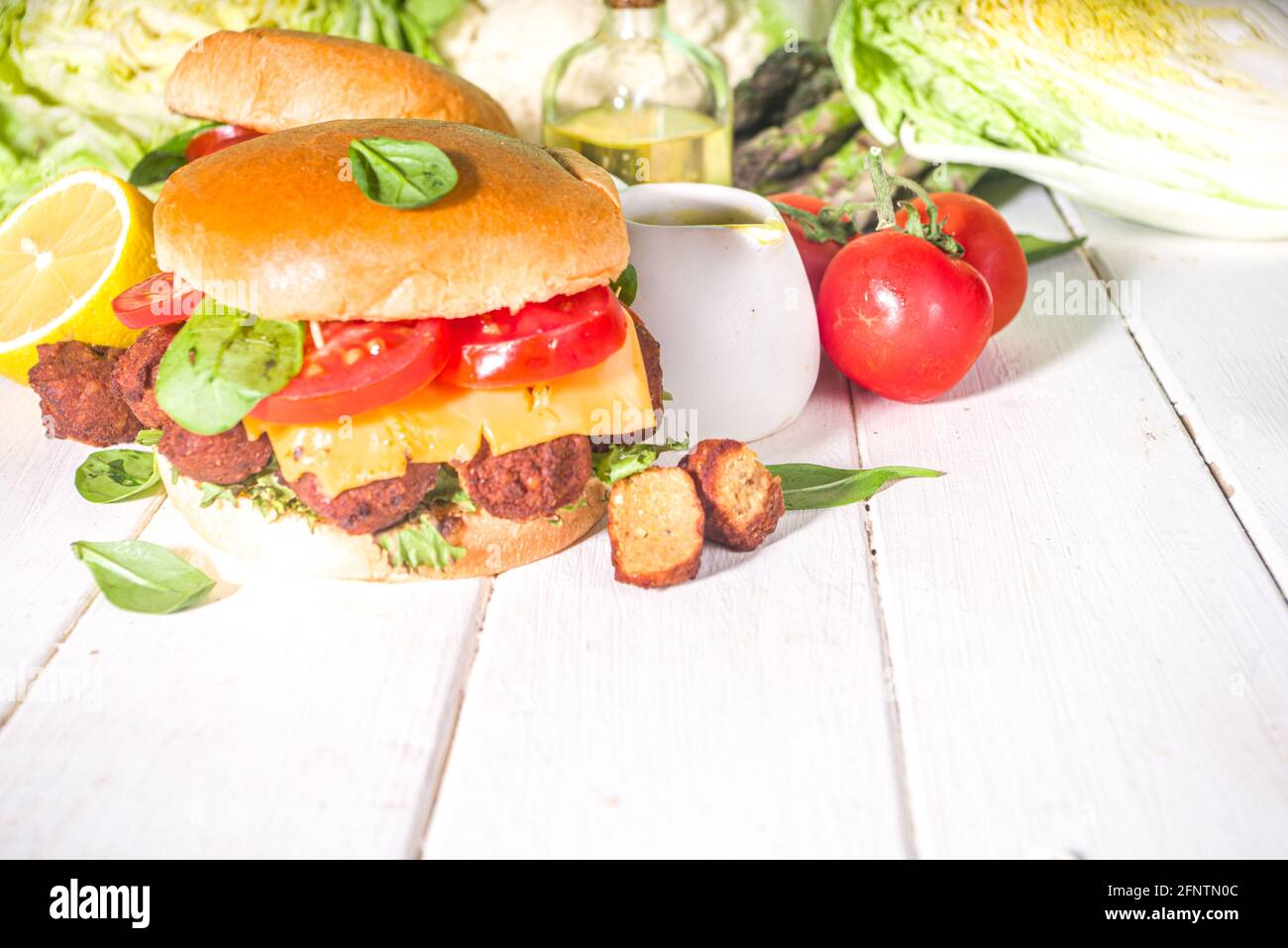 Falufel et hamburger de légumes frais. Cheeseburger végétalien avec falafel rôti, cuisine traditionnelle israélienne, avec un espace de copie de sauce au yaourt Banque D'Images