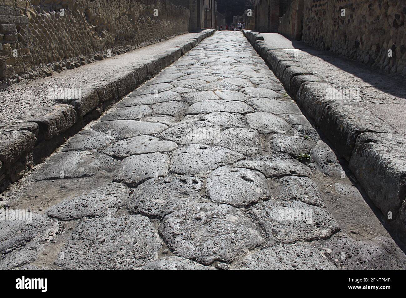 Vue sur une rue avec des trottoirs à Herculanum, un exemple parfait d'une ville romaine prospère enterrée comme Pompéi par l'éruption du Vésuve dans l'AD79. Banque D'Images