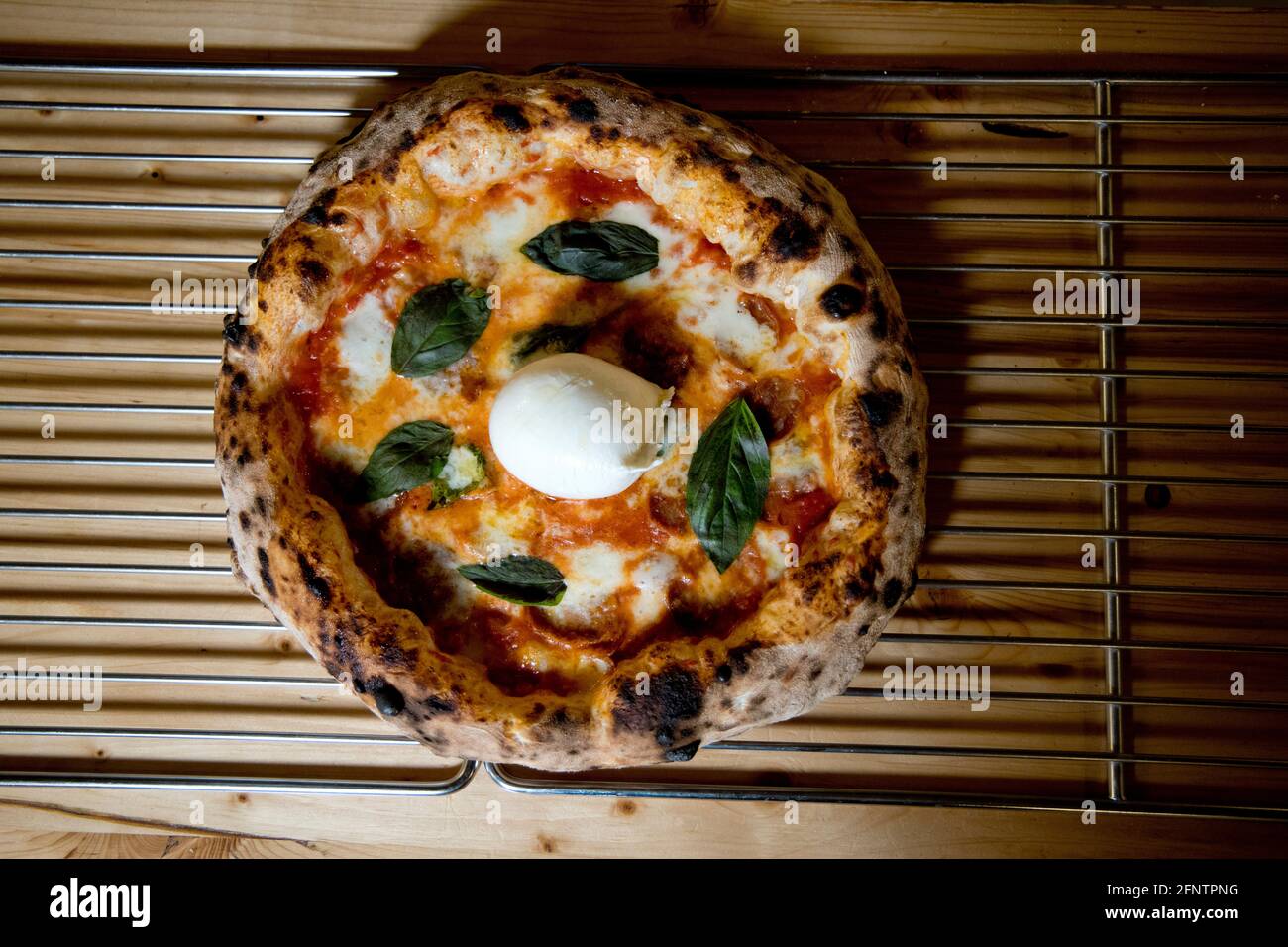 Préparation de différentes pizzas italiennes Banque D'Images