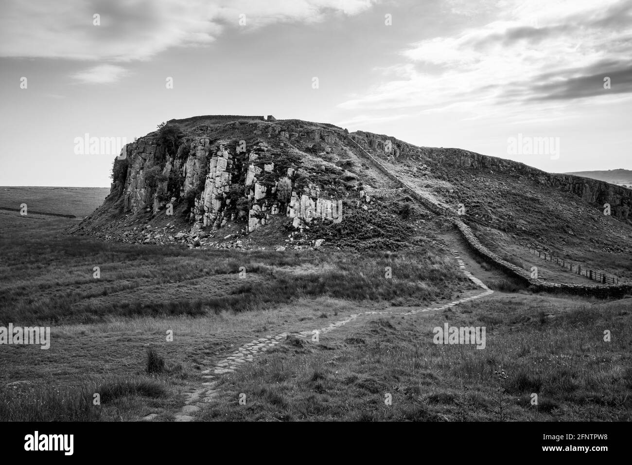 Northumberland UK: Mur Hadrien construit sur de hautes falaises (mur romain) lors d'une journée ensoleillée d'été dans la campagne anglaise Banque D'Images