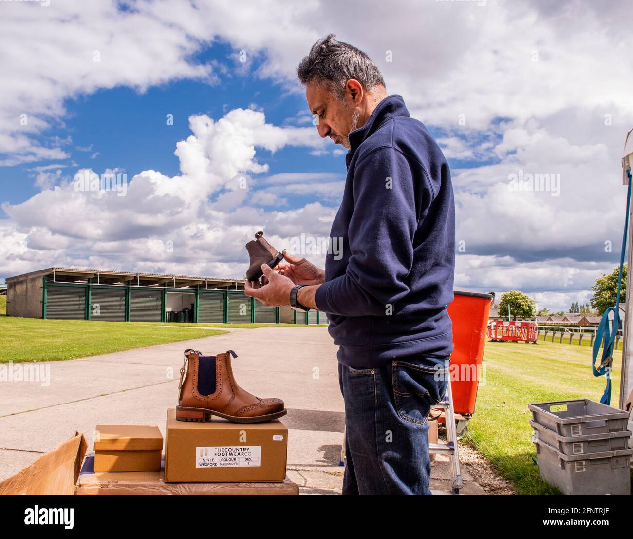 Harrogate, North Yorkshire, Royaume-Uni. 19 mai 2021. Suite à l'assouplissement de la restriction Covid, le Flower Show s'ouvre au public ce week-end. Les exposants sont en préparation avant l'ouverture officielle de demain. Credit: ernesto rogata/Alay Live News Banque D'Images