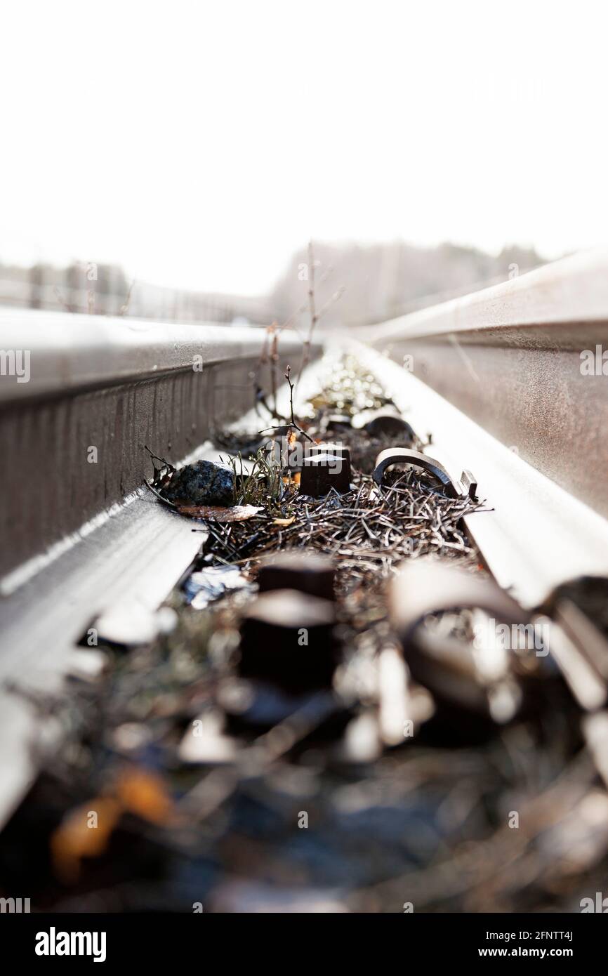 des rails de train en gros plan sur l'ancien pont qui n'est pas utilisé plus longtemps Banque D'Images