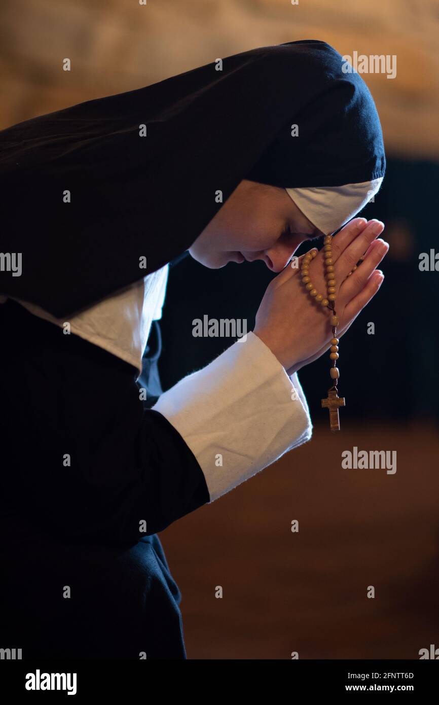 Jeune dévot nun dans la prière profonde Banque D'Images