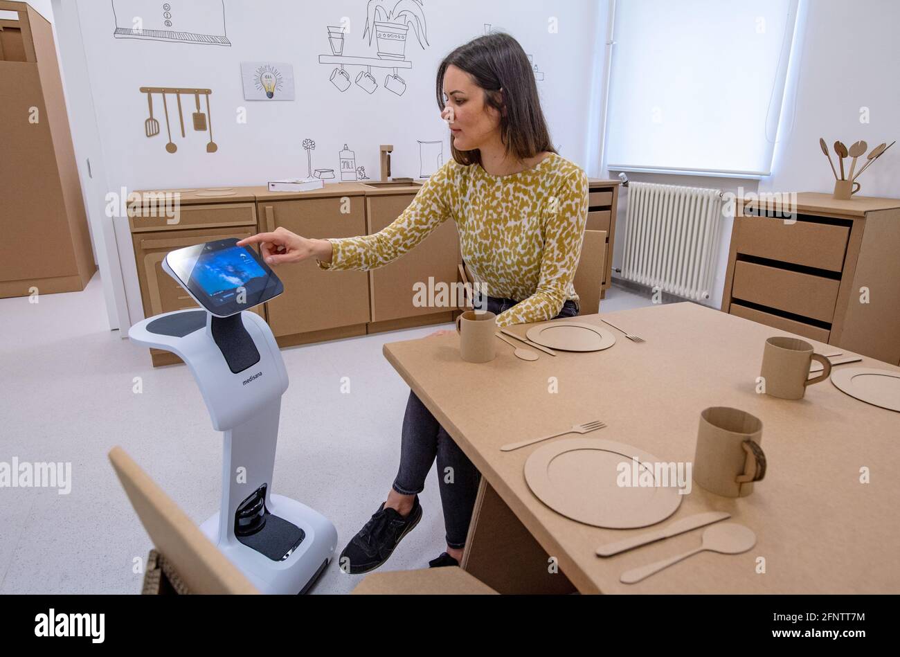 19 Mai 2021, Saxe-Anhalt, Halle (Saale): ELISA Haucke démontre l'utilisation de systèmes robotiques dans une situation de domicile des personnes ayant besoin de soins dans le nouveau centre de santé numérique Erxleben au Centre médical de l'Université de Halle. Une nouvelle partie du bâtiment a été ouverte au centre d'apprentissage Dorothea Erxleben du centre médical universitaire. Trois projets différents y sont situés - ils traitent de la question de la façon dont les soins médicaux des patients peuvent être améliorés à l'aide des méthodes de technologie de l'information. Credit: dpa Picture Alliance/Alay Live News Banque D'Images