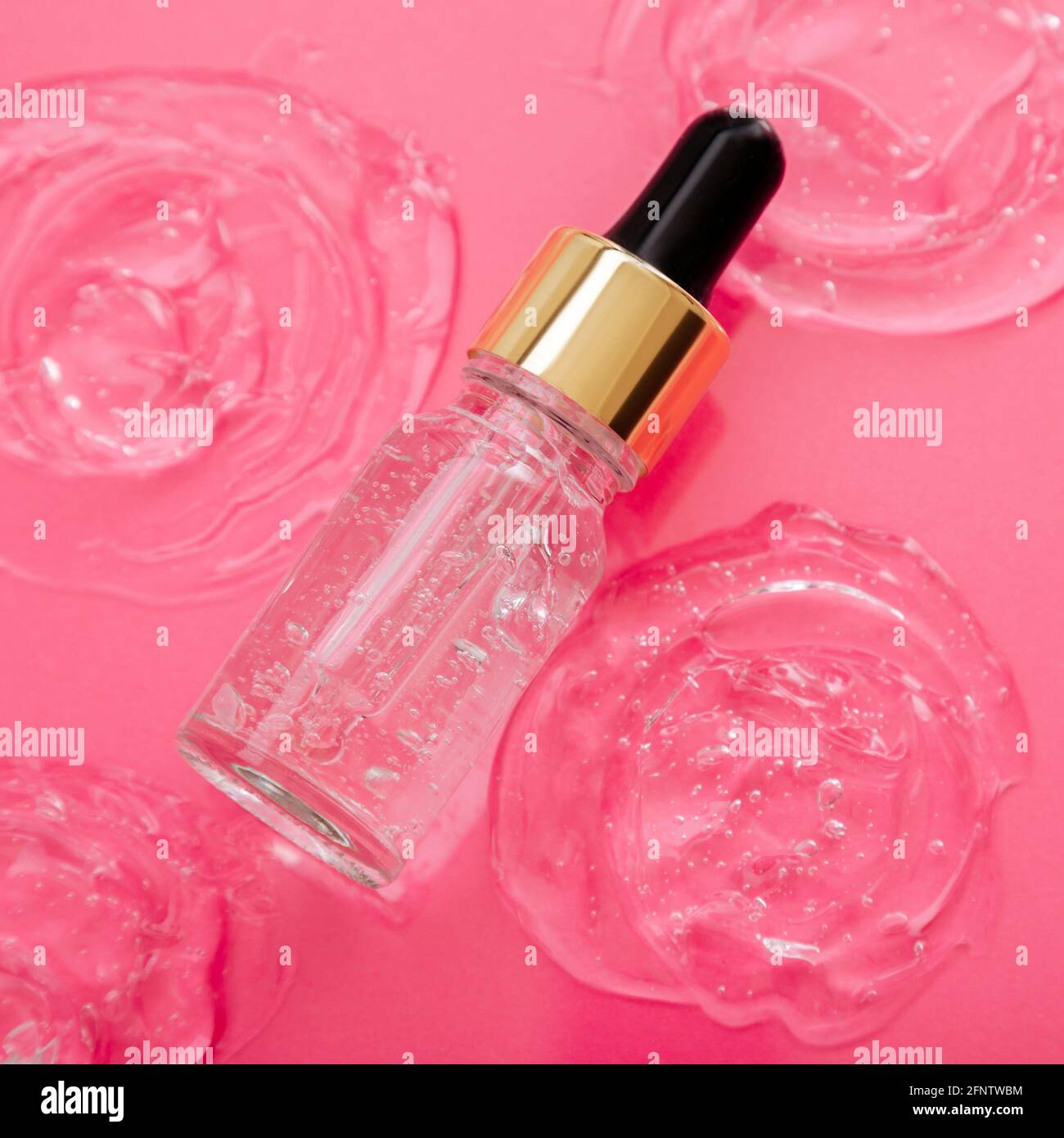 Sérum de collagène ou sérum hyaluronique en compte-gouttes sur fond rose. Flacon de produit cosmétique pour le soin de la peau sur une nuance de collagène. Cosmétiques Banque D'Images