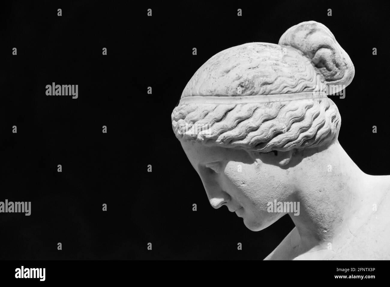 Photo noir et blanc en gros plan sur le profil de la femme de sculpture romaine ancienne Banque D'Images