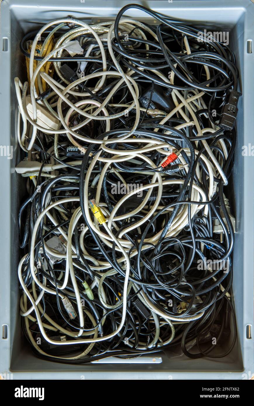 miraculeusement, les câbles de l'ordinateur et les câbles électriques interse toujours l'un avec l'autre dans la boîte de câbles Banque D'Images