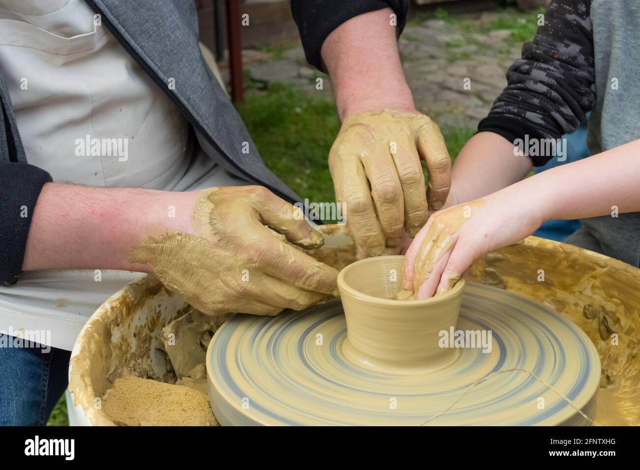 poterie - la première tentative de faire un bol d'argile Banque D'Images