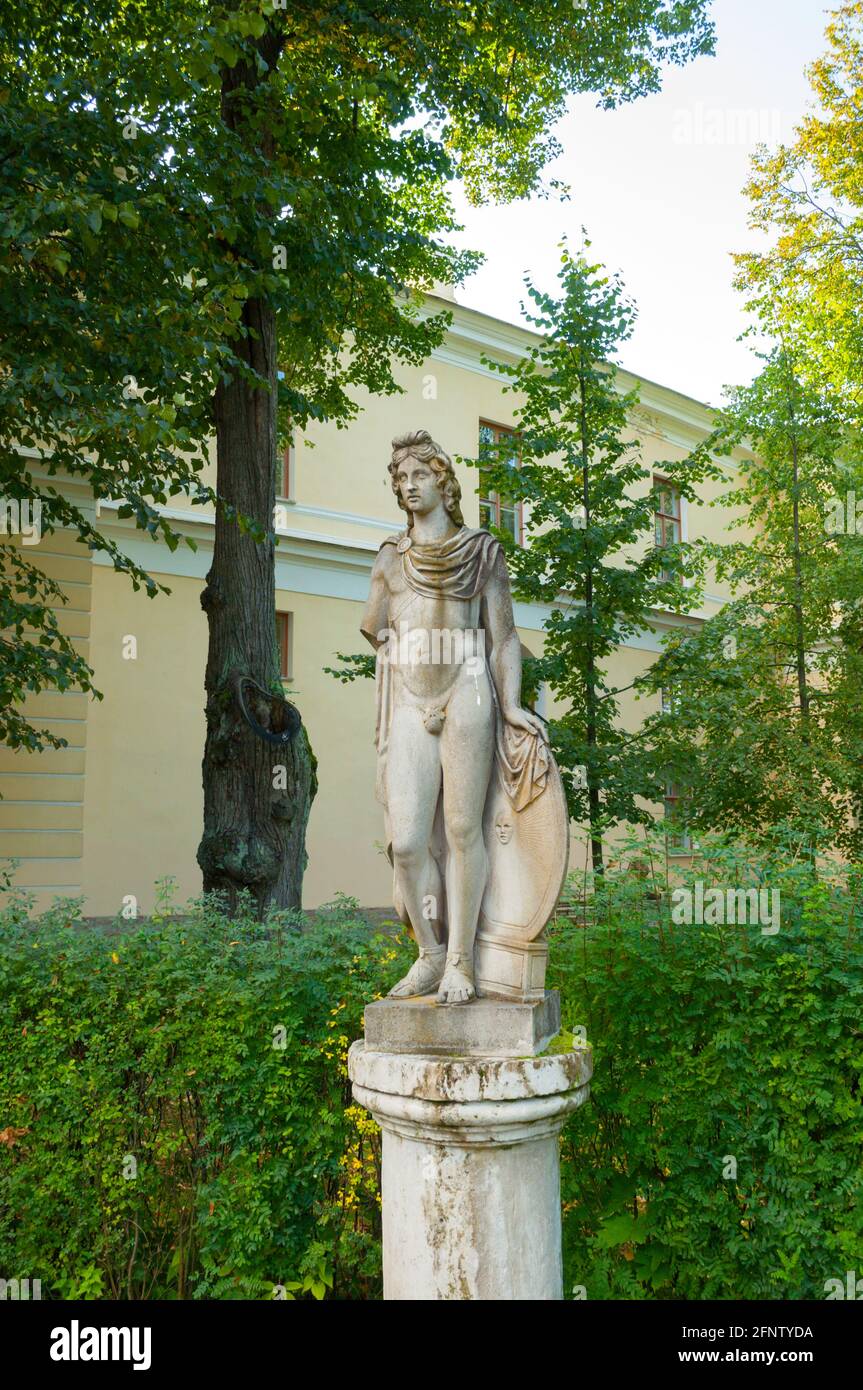 PAVLOVSK, SAINT-PÉTERSBOURG, RUSSIE - 21 SEPTEMBRE 2017. Apollo Phoebus. Sculpture de grès par un sculpteur inconnu du XVIIIe siècle., Pavlovsk, St PE Banque D'Images