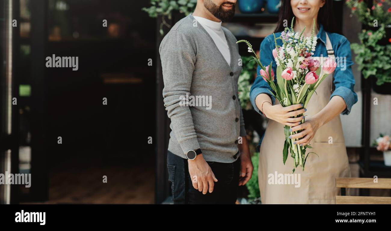 Design de bouquet et travail de fleuriste en studio ou marché extérieur Banque D'Images