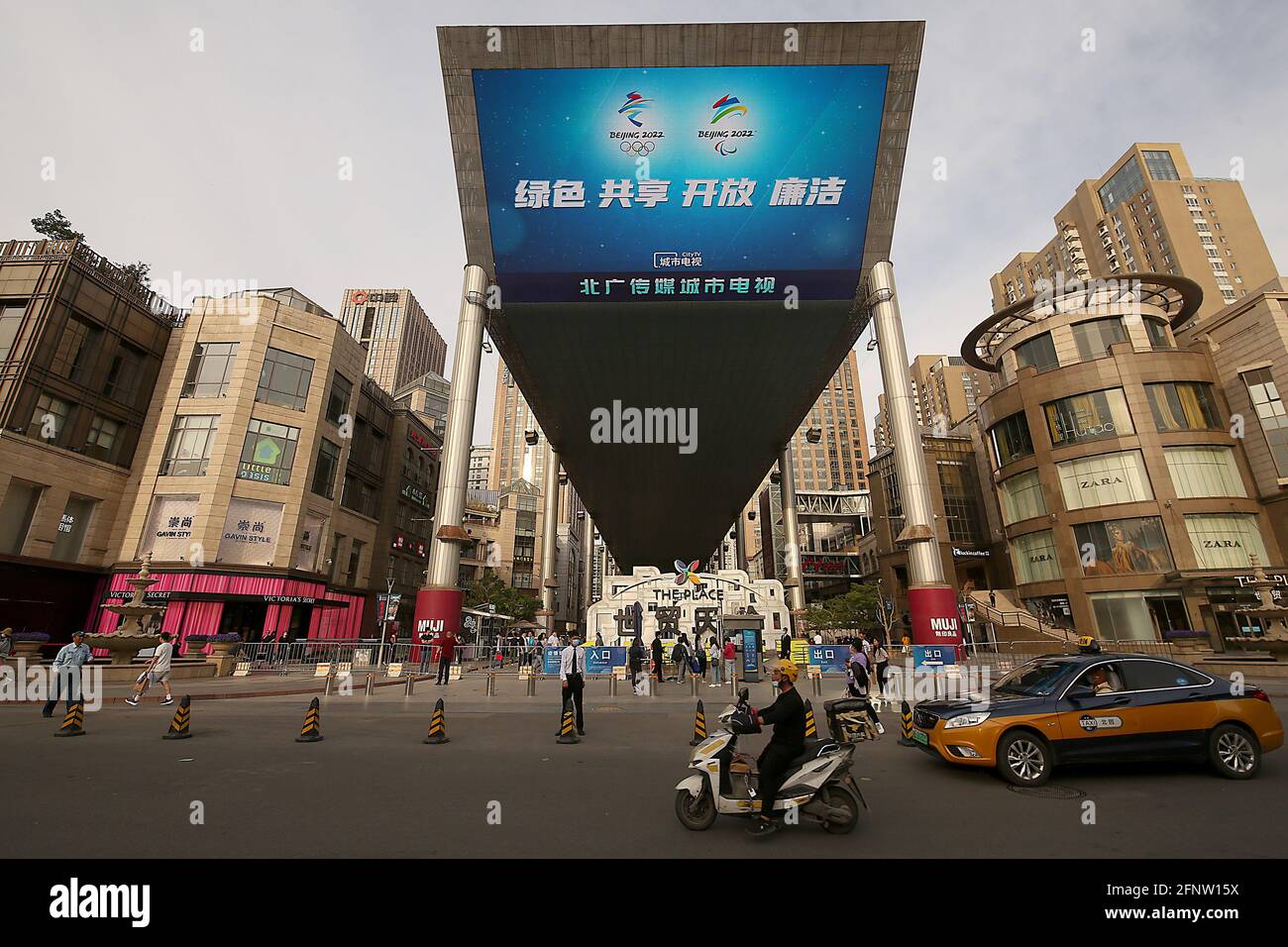 Pékin, Chine. 19 mai 2021. Les Jeux olympiques d'hiver de 2022 sont promus sur un écran géant dans une galerie marchande de l'Ouest haut de gamme à Beijing le mercredi 19 mai 2021. Des groupes alléguant des violations des droits de l'homme contre des minorités en Chine appellent à un boycott total des Jeux olympiques d'hiver de 2022 dans la capitale chinoise, une mesure susceptible d'augmenter la pression sur le Comité International Olympique (CIO), les athlètes, les sponsors et les fédérations sportives. Photo de Stephen Shaver/UPI crédit: UPI/Alay Live News Banque D'Images