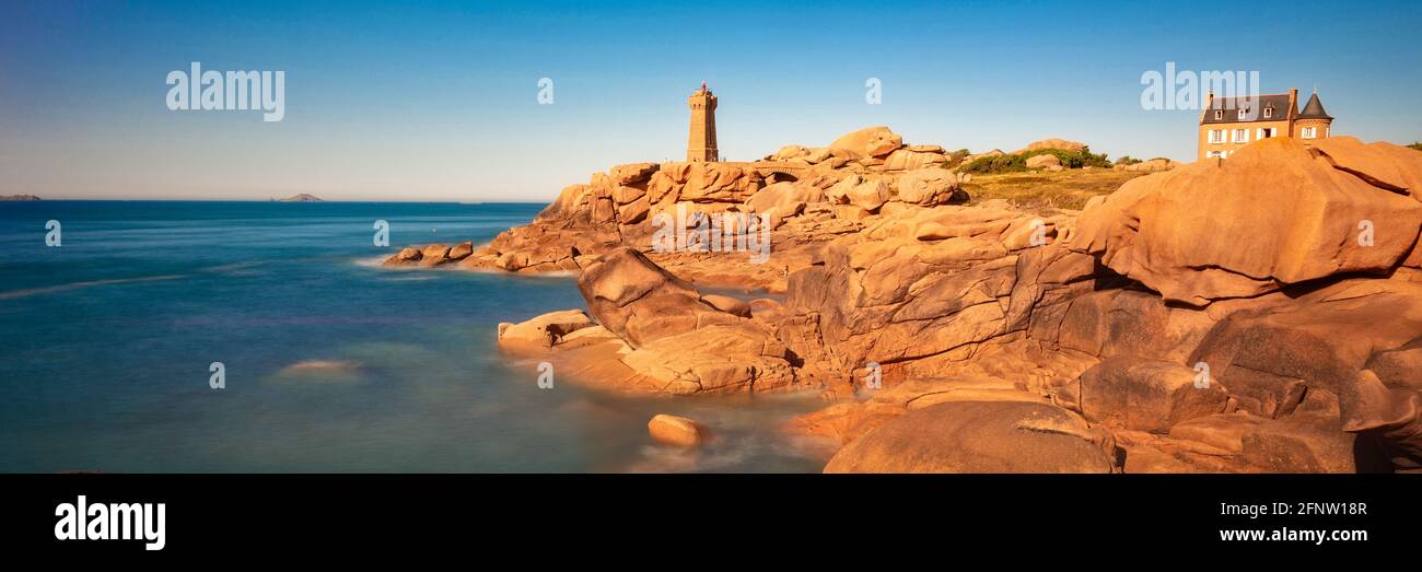 Phare de Ploumanach à l'heure d'or à Perros-Guirec, Côtes d'Armor, Bretagne, France Banque D'Images