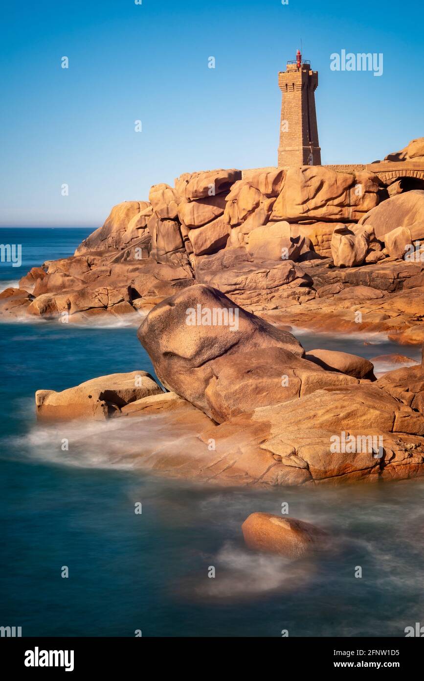 Phare de Ploumanach à l'heure d'or à Perros-Guirec, Côtes d'Armor, Bretagne, France Banque D'Images