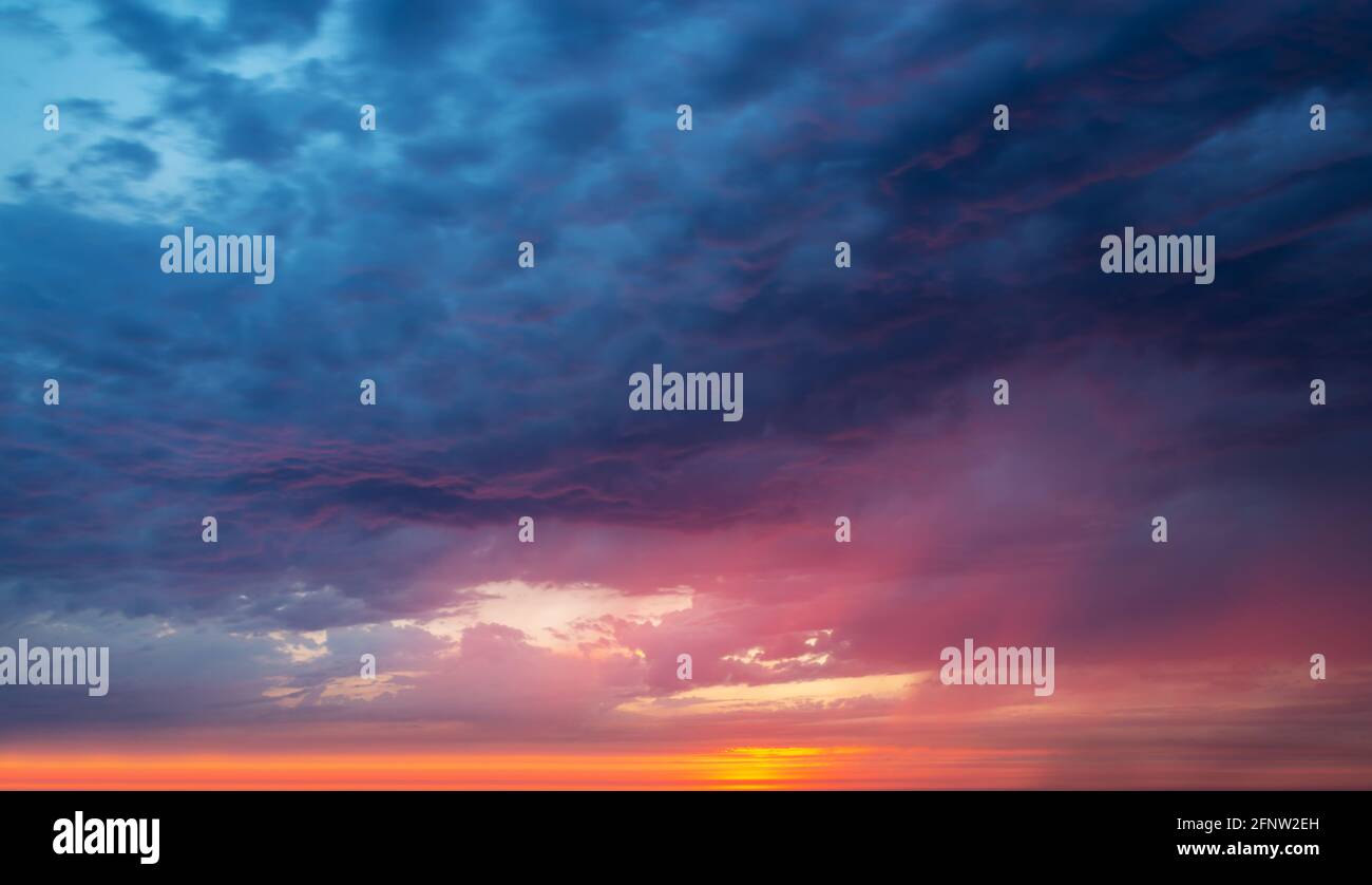 Ciel spectaculaire et coloré avec nuages au coucher du soleil, fond de nature Banque D'Images