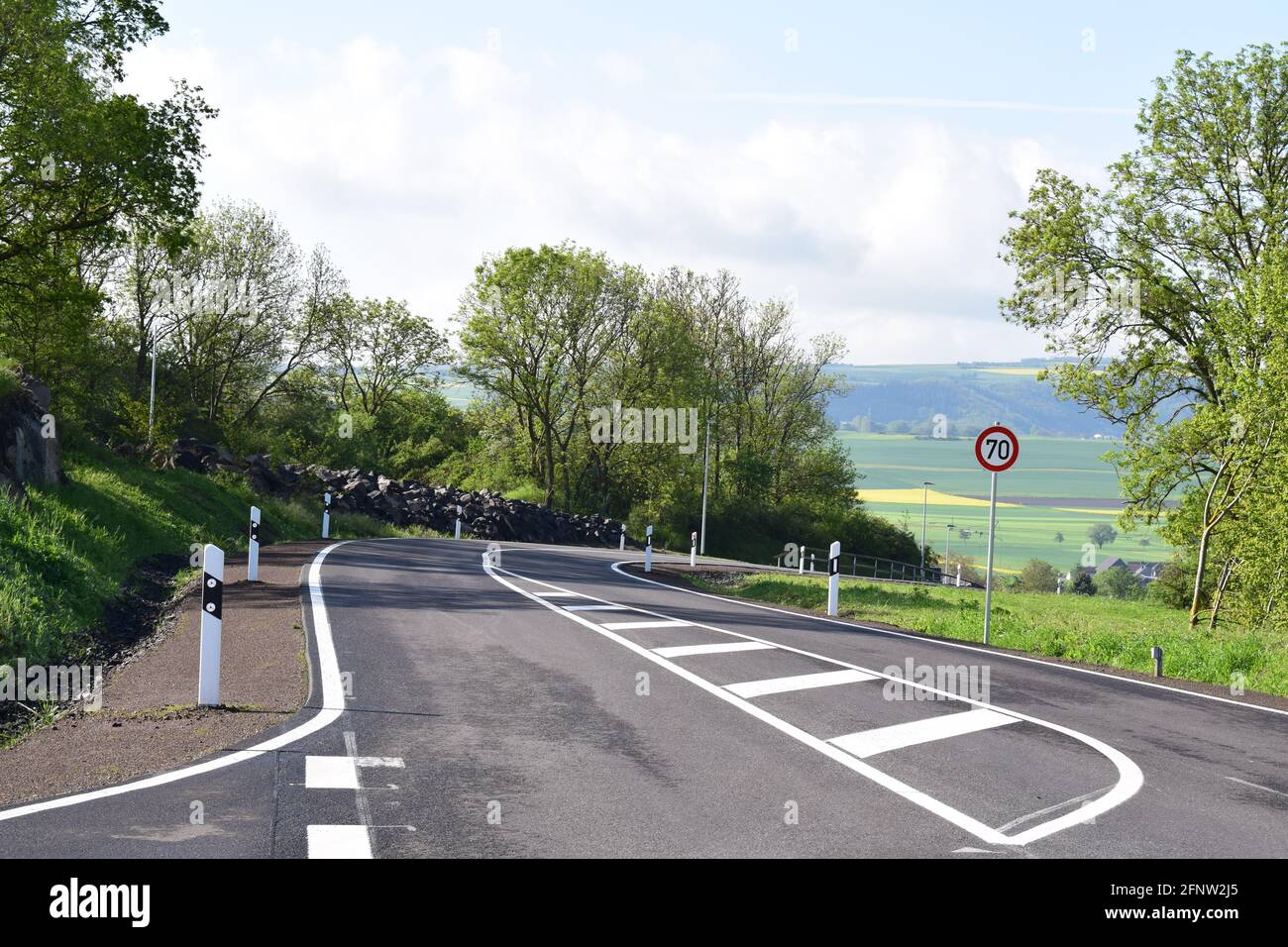 Nouvelle route entre Thür an Mendig dans l'Eifel Photo Stock - Alamy