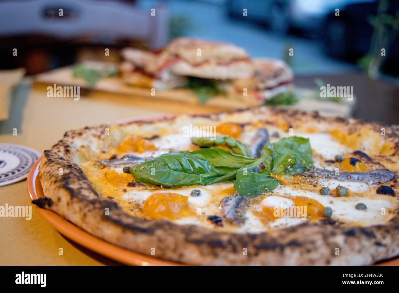 Préparation de différentes pizzas italiennes Banque D'Images