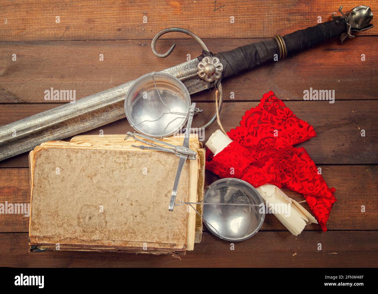 Encore la vie avec les attributs légendaires de la balance de justice et l'épée de Themis, ainsi que les anciens manuscrits et codes de droit Banque D'Images