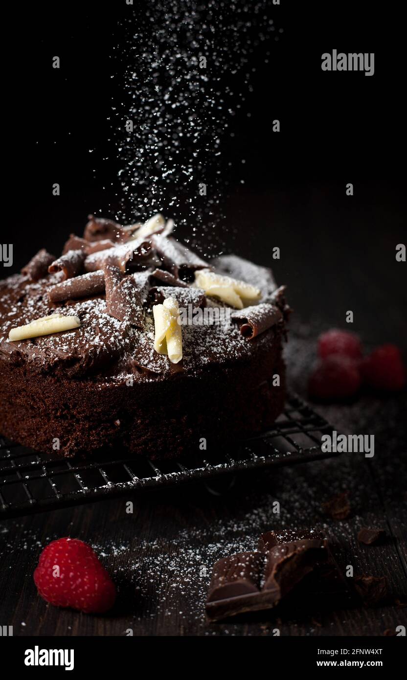 Sucre Glace Tombant Sur Un Gateau Au Chocolat Photo Stock Alamy