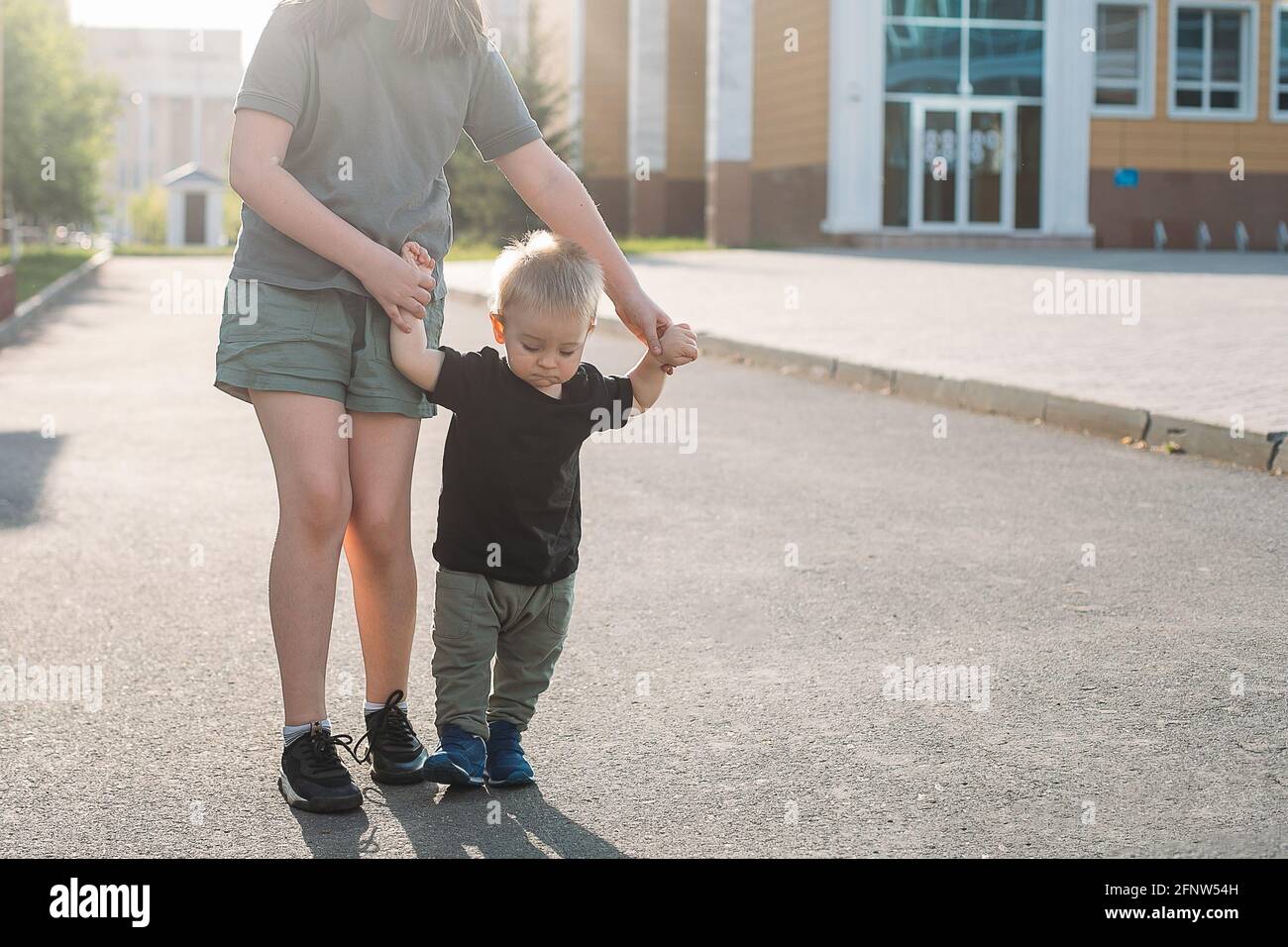 Fille Avec Un Frère Plus Jeune Marchant Ensemble. Bébé Prenant Les Premiers  Pas Avec L'aide De Soeur. Moment Authentique, Concept De Style De Vie D'été  Photo Stock - Alamy