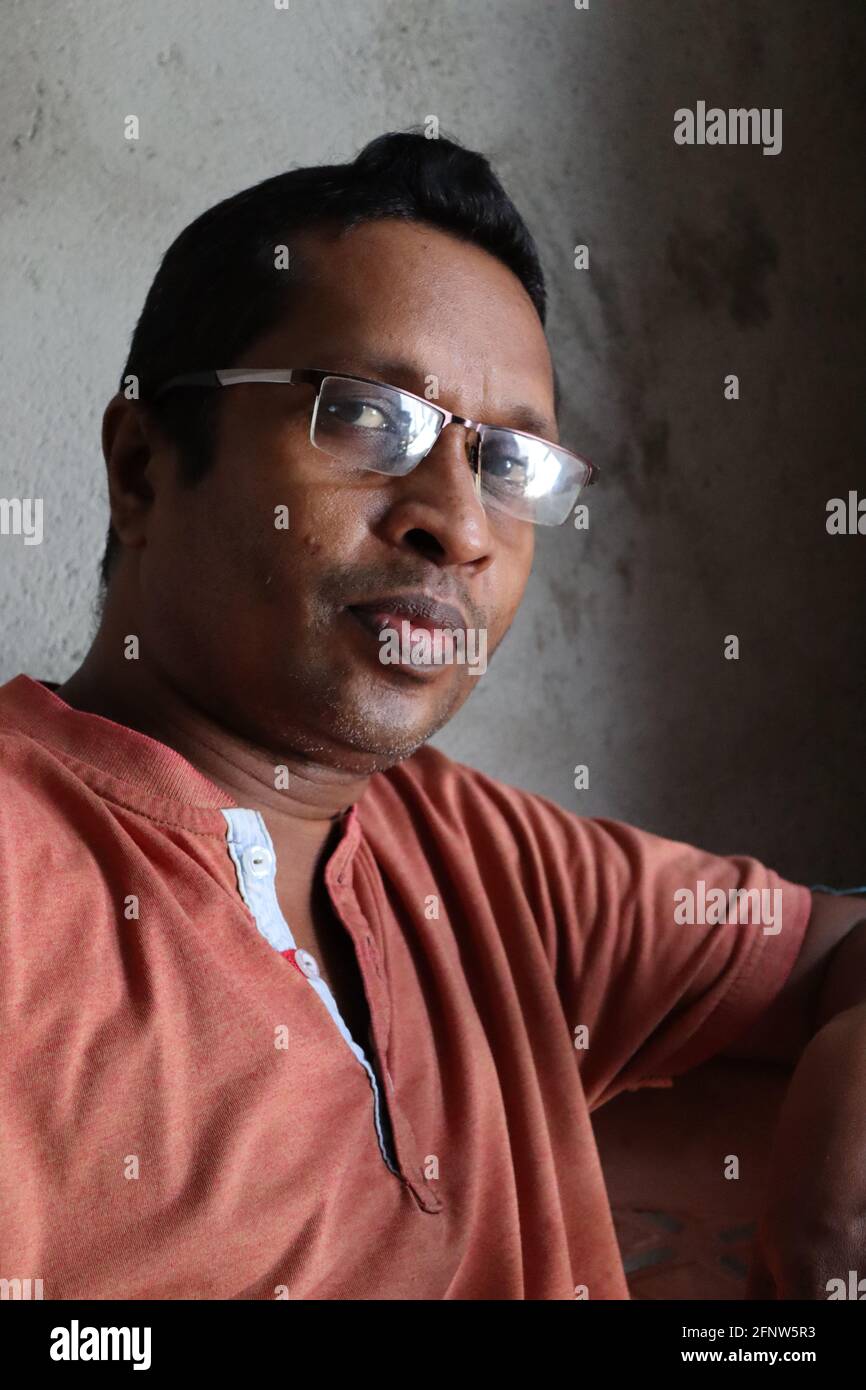 Le Sri lankan homme d'âge moyen avec des lunettes. Banque D'Images