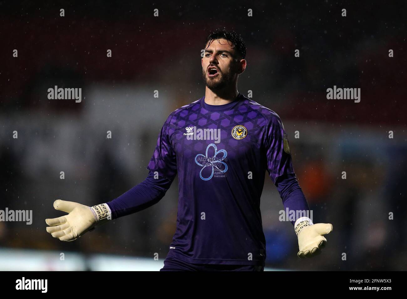 Newport, Royaume-Uni. 18 mai 2021. Tom King, le gardien de but du comté de Newport réagit. EFL football League Two play off semi final list LEG match, Newport County v Forest Green Rovers à Rodney Parade à Newport, pays de Galles, le mardi 18 mai 2021. Cette image ne peut être utilisée qu'à des fins éditoriales. Utilisation éditoriale uniquement, licence requise pour une utilisation commerciale. Aucune utilisation dans les Paris, les jeux ou les publications d'un seul club/ligue/joueur. photo par Andrew Orchard /Alay Live News Banque D'Images