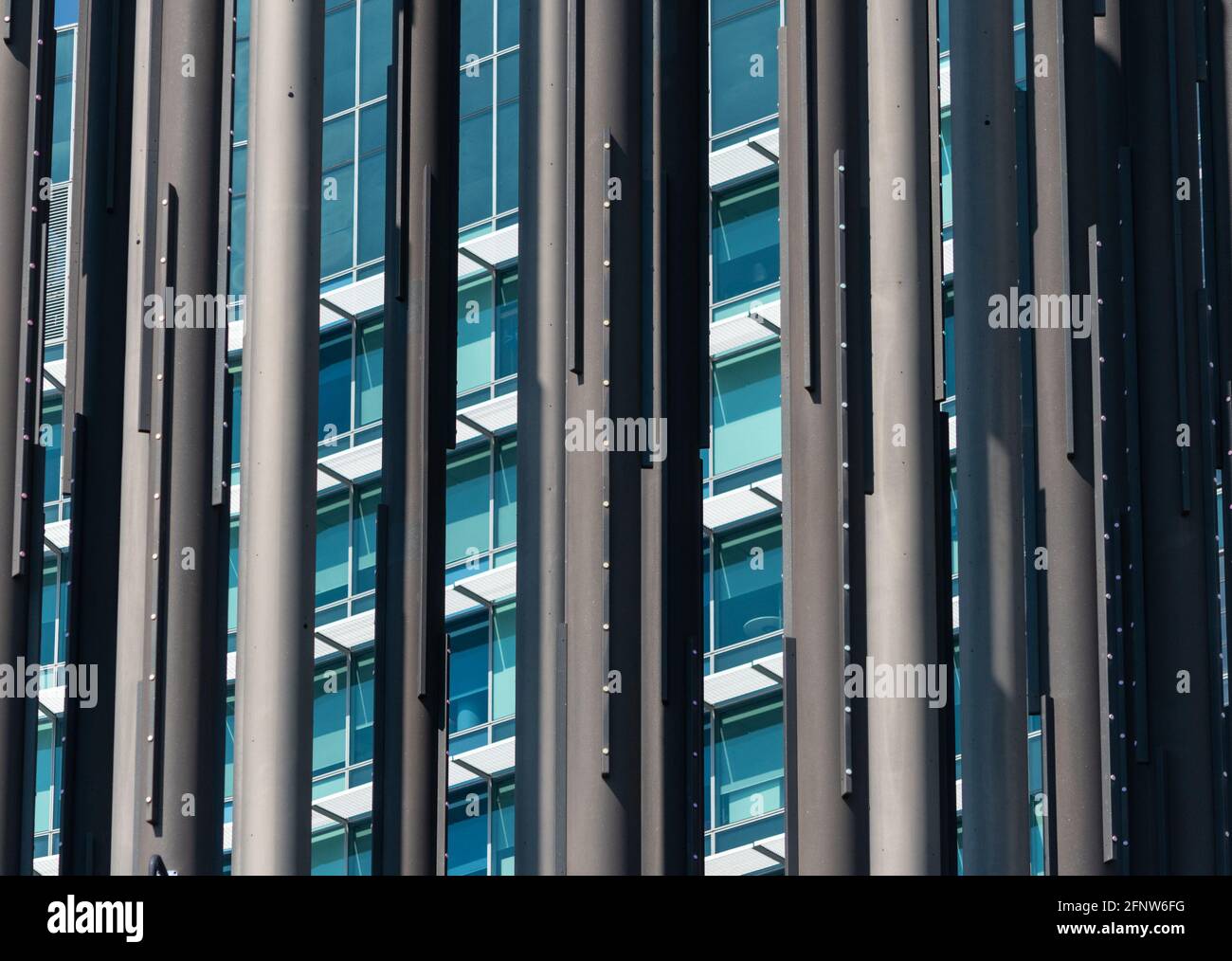 Vue abstraite d'un gratte-ciel, vue à travers les colonnes emblématiques de la Tour numérique de Yagan Square, Perth, Australie occidentale. Banque D'Images