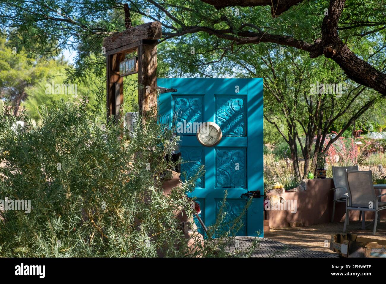 Horloge sur une vieille porte bleue, Desert Meadows Park, Green Valley, Arizona Banque D'Images