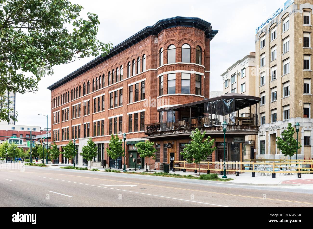CHATTANOOGA, TN, USA-8 MAI 2021 : un bâtiment en forme de flatiron situé sur Market St. abrite le restaurant Pickle Barrel. Bâtiment construit en 1893 par le SO Banque D'Images