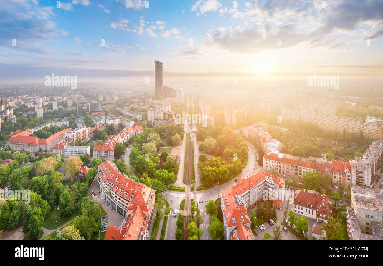 Wroclaw, Pologne. Vue aérienne de la place Powstancow Slaskich - une place sous forme de rond-point (place étoile) avec un petit parc au centre Banque D'Images
