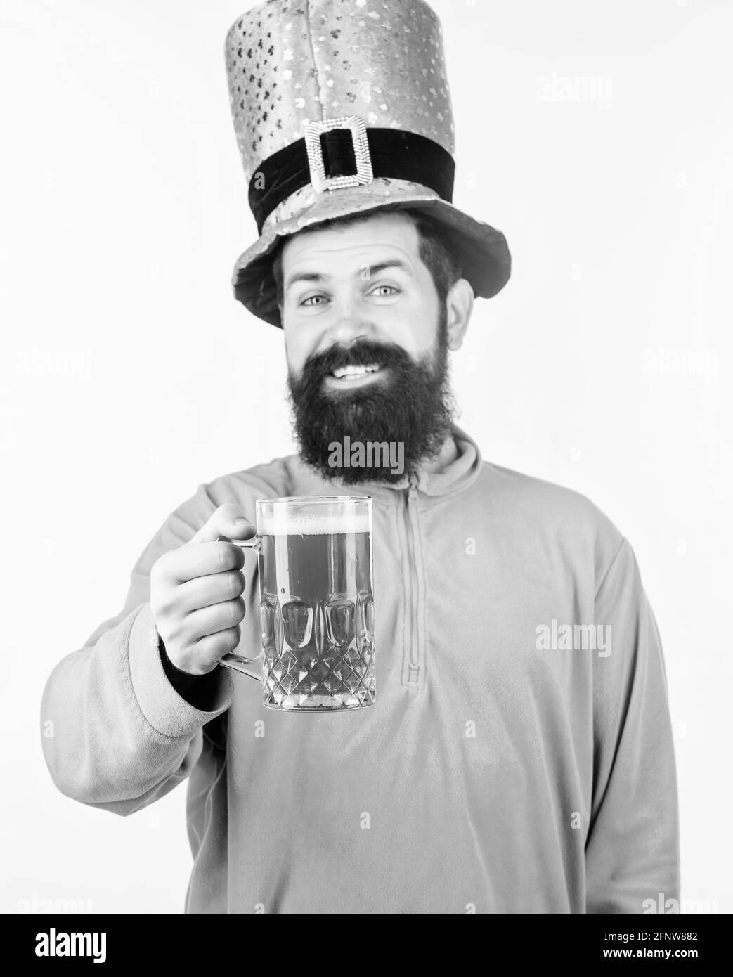 Consommation d'alcool partie intégrale saint patricks jour. Tradition irlandaise. Homme brutal barbu hipster bster bière de pinte. Pub irlandais. Partie de bière à boire Banque D'Images