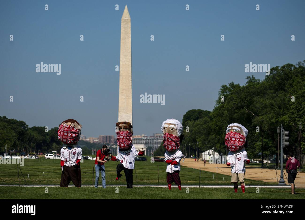 Washington, États-Unis. 19 mai 2021. Les présidents des courses nationales filment des scènes dans le centre commercial national près du capitole des États-Unis à Washington, DC, le mercredi 19 mai 2021. La course aux présidents a présenté des apparences de sept anciens présidents des États-Unis, dont quatre se trouvent sur le mont Rushmore : George Washington, Abraham Lincoln, Thomas Jefferson et Theodore Roosevelt, qui se dispute sur le terrain au milieu du quatrième rempart de chaque match à domicile. Photo par Tasos Katopodis/UPI crédit: UPI/Alay Live News Banque D'Images