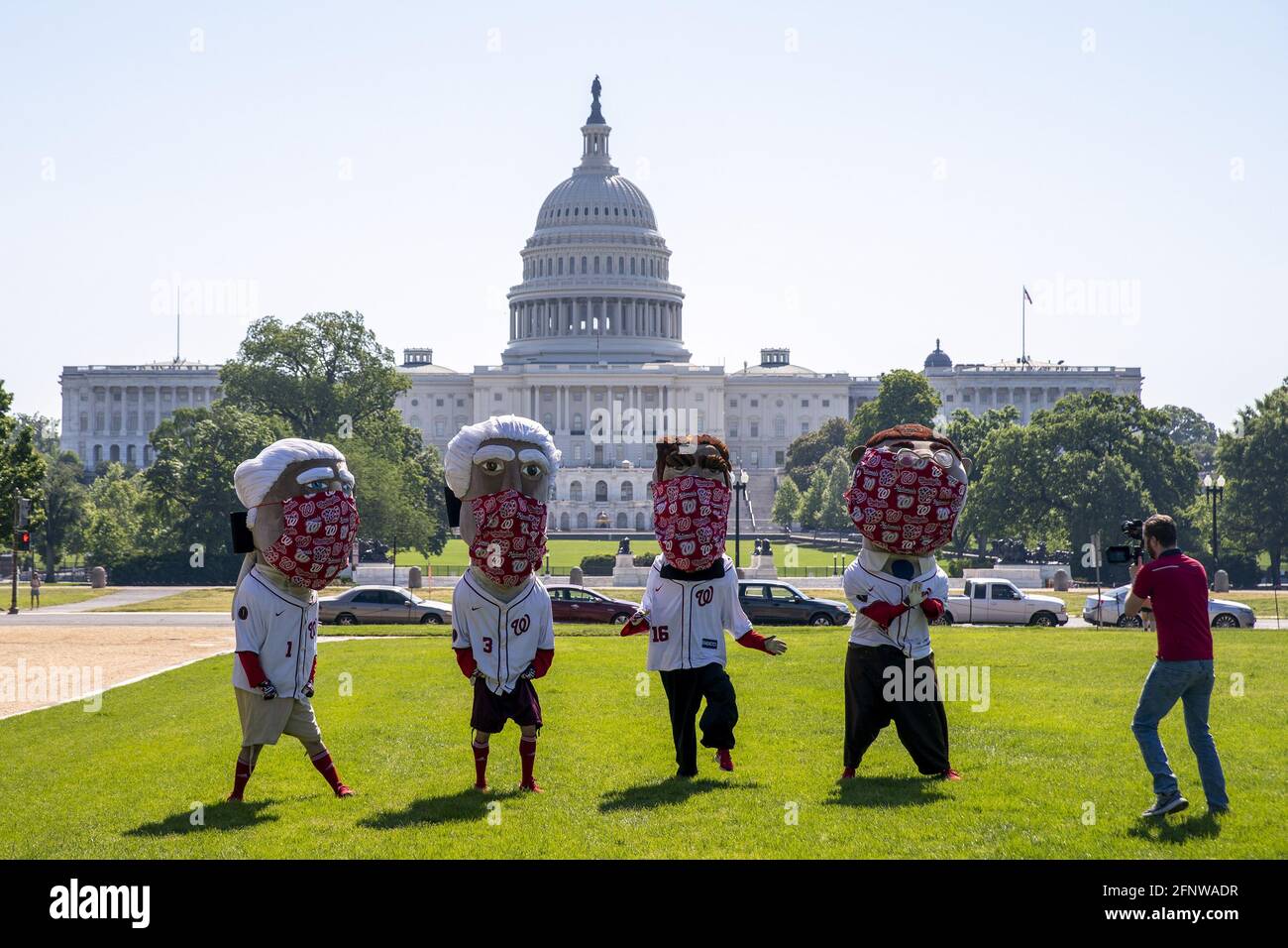 Washington, États-Unis. 19 mai 2021. Les présidents des courses nationales filment des scènes dans le centre commercial national près du capitole des États-Unis à Washington, DC, le mercredi 19 mai 2021. La course aux présidents a présenté des apparences de sept anciens présidents des États-Unis, dont quatre se trouvent sur le mont Rushmore : George Washington, Abraham Lincoln, Thomas Jefferson et Theodore Roosevelt, qui se dispute sur le terrain au milieu du quatrième rempart de chaque match à domicile. Photo par Tasos Katopodis/UPI crédit: UPI/Alay Live News Banque D'Images