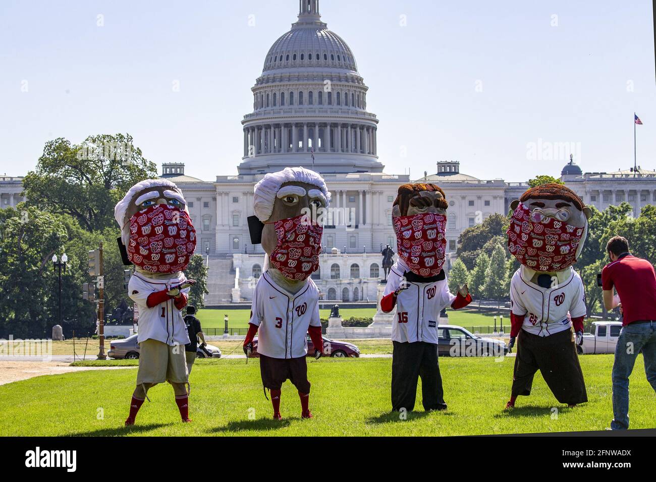 Washington, États-Unis. 19 mai 2021. Les présidents des courses nationales filment des scènes dans le centre commercial national près du capitole des États-Unis à Washington, DC, le mercredi 19 mai 2021. La course aux présidents a présenté des apparences de sept anciens présidents des États-Unis, dont quatre se trouvent sur le mont Rushmore : George Washington, Abraham Lincoln, Thomas Jefferson et Theodore Roosevelt, qui se dispute sur le terrain au milieu du quatrième rempart de chaque match à domicile. Photo par Tasos Katopodis/UPI crédit: UPI/Alay Live News Banque D'Images
