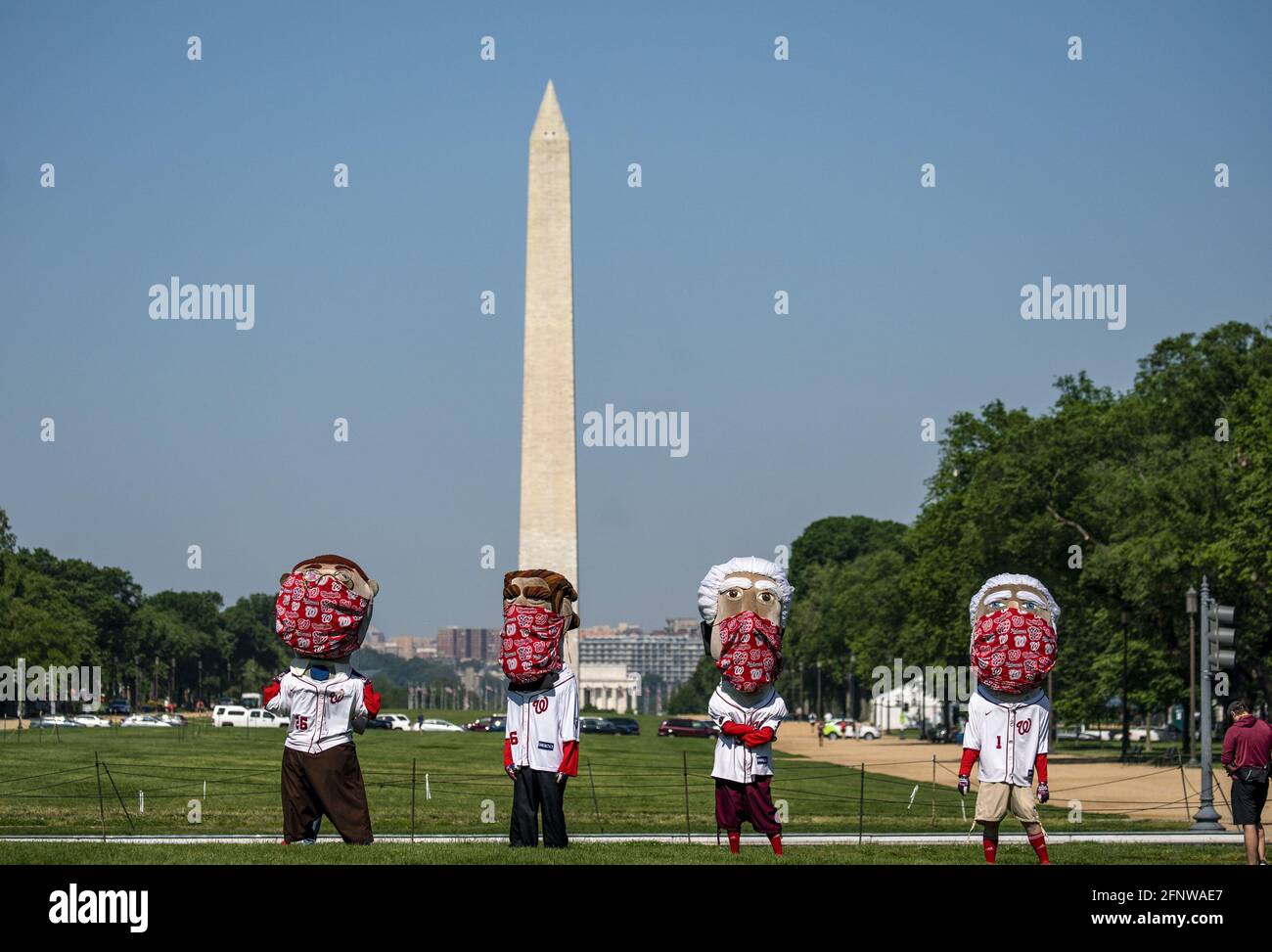 Washington, États-Unis. 19 mai 2021. Les présidents des courses nationales filment des scènes dans le centre commercial national près du capitole des États-Unis à Washington, DC, le mercredi 19 mai 2021. La course aux présidents a présenté des apparences de sept anciens présidents des États-Unis, dont quatre se trouvent sur le mont Rushmore : George Washington, Abraham Lincoln, Thomas Jefferson et Theodore Roosevelt, qui se dispute sur le terrain au milieu du quatrième rempart de chaque match à domicile. Photo par Tasos Katopodis/UPI crédit: UPI/Alay Live News Banque D'Images
