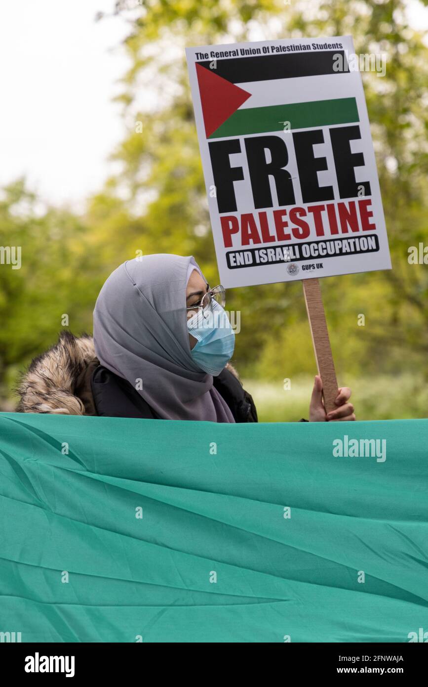 Manifestant en marching avec un écriteau, manifestation de solidarité « Palestine libre », Londres, 15 mai 2021 Banque D'Images