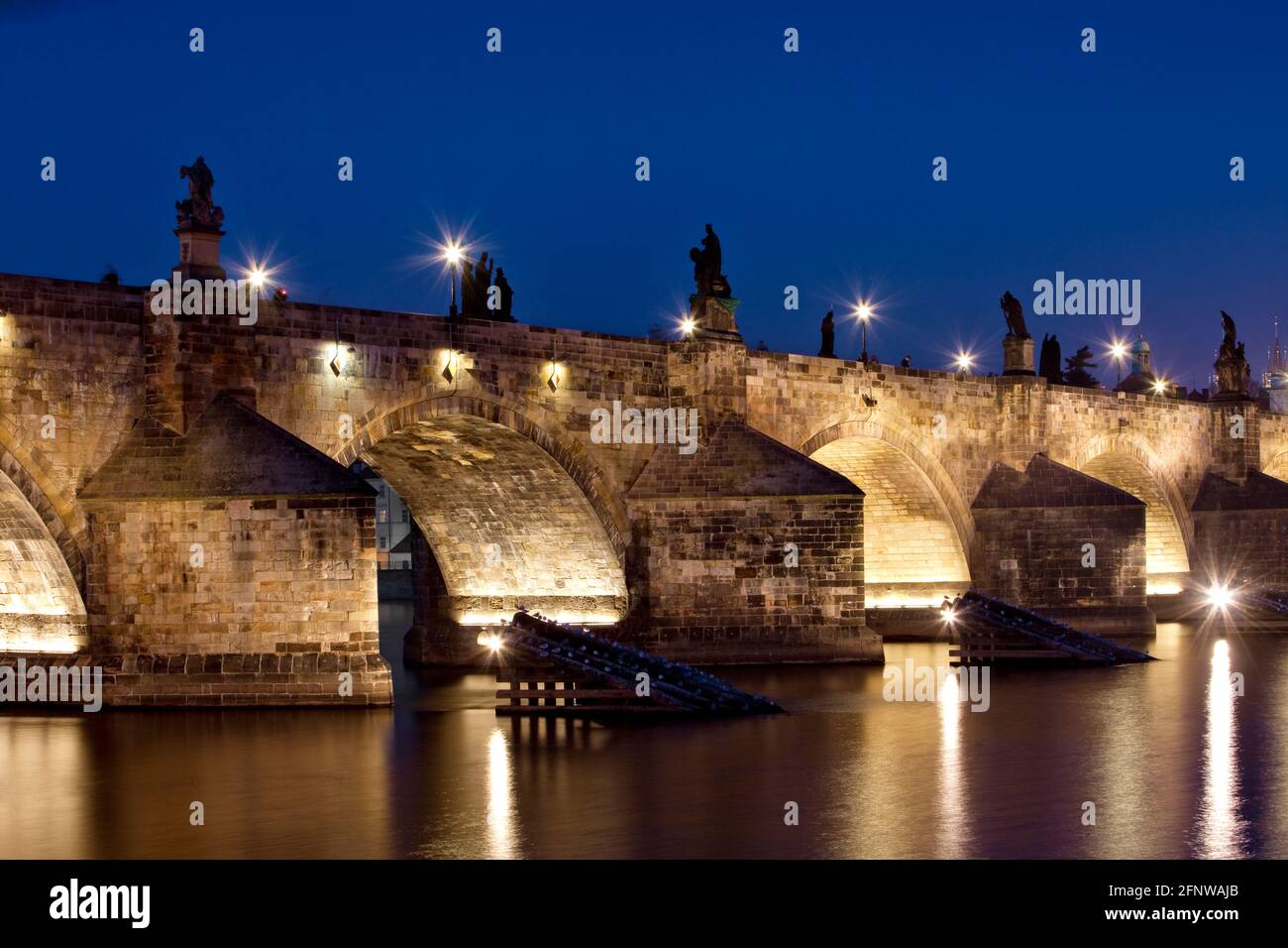 Prague, Tchéquie - Pont Charles au crépuscule. Banque D'Images