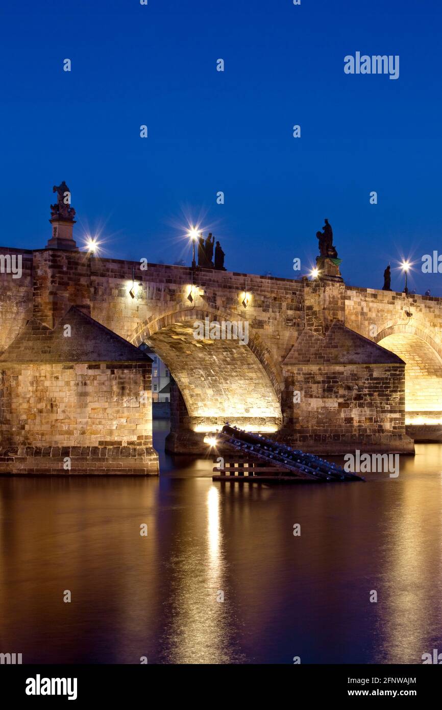 Prague, Tchéquie - Pont Charles au crépuscule. Banque D'Images