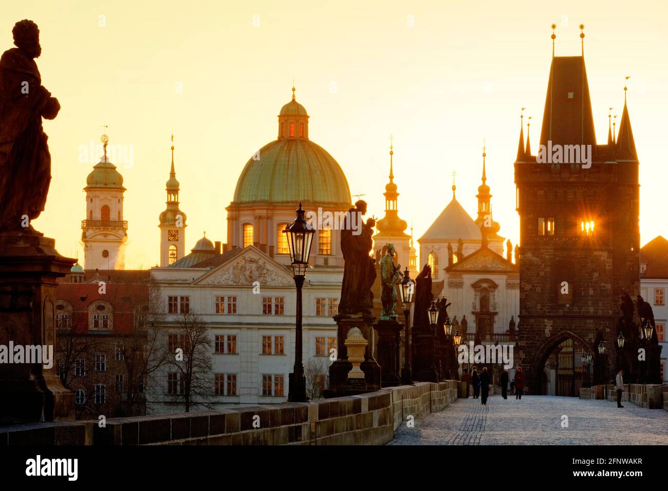 Prague, Tchéquie - Pont Charles et flèches de la vieille ville.à l'aube. Banque D'Images
