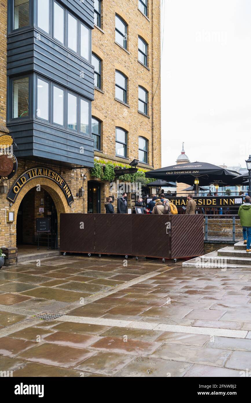 Personnes attendant une table extérieure au Old Thameside Inn, Pickfords Wharf, Londres, Angleterre, Royaume-Uni Banque D'Images