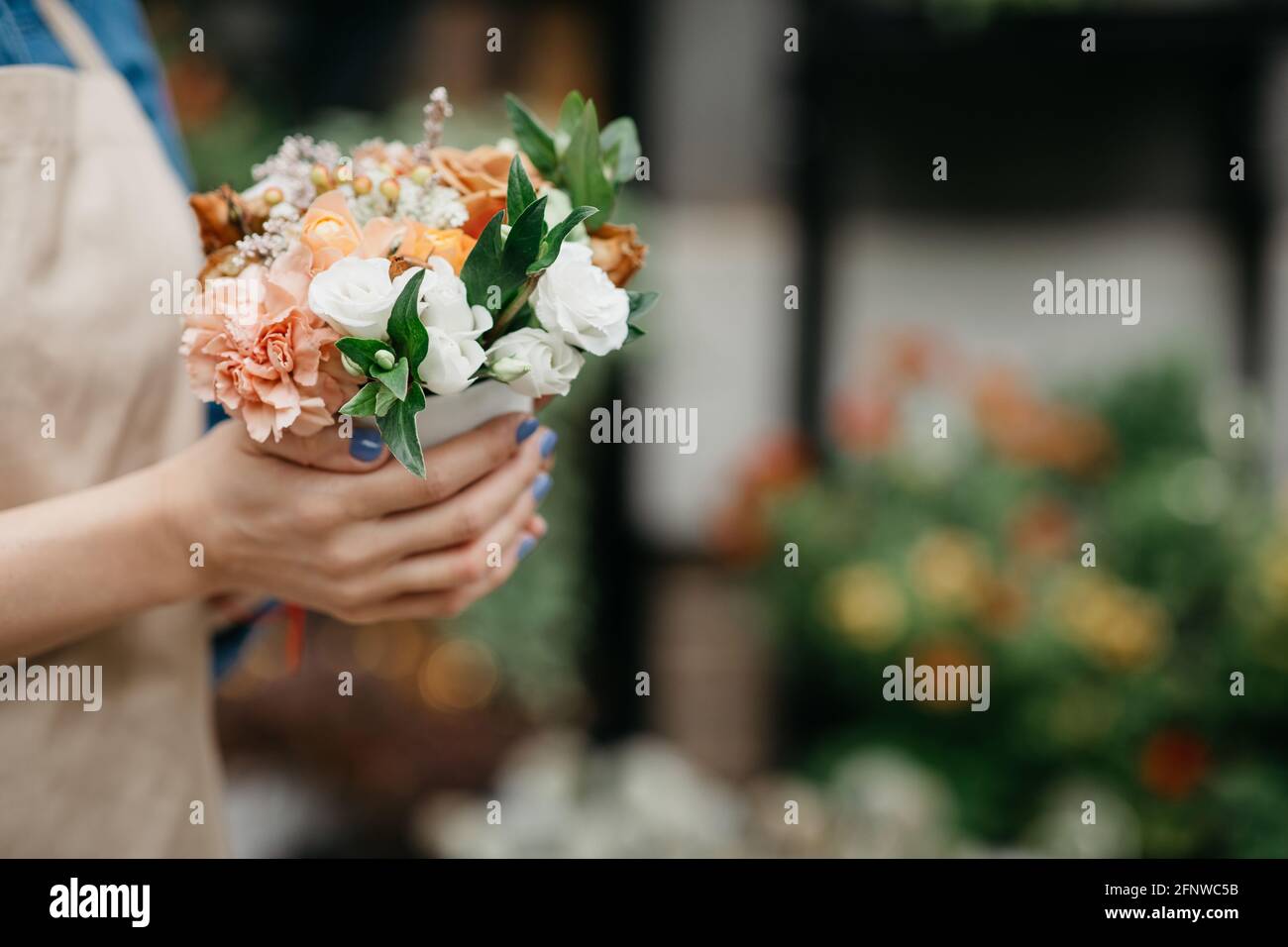 Créer une belle composition florale en magasin pour des félicitations et des cadeaux Banque D'Images