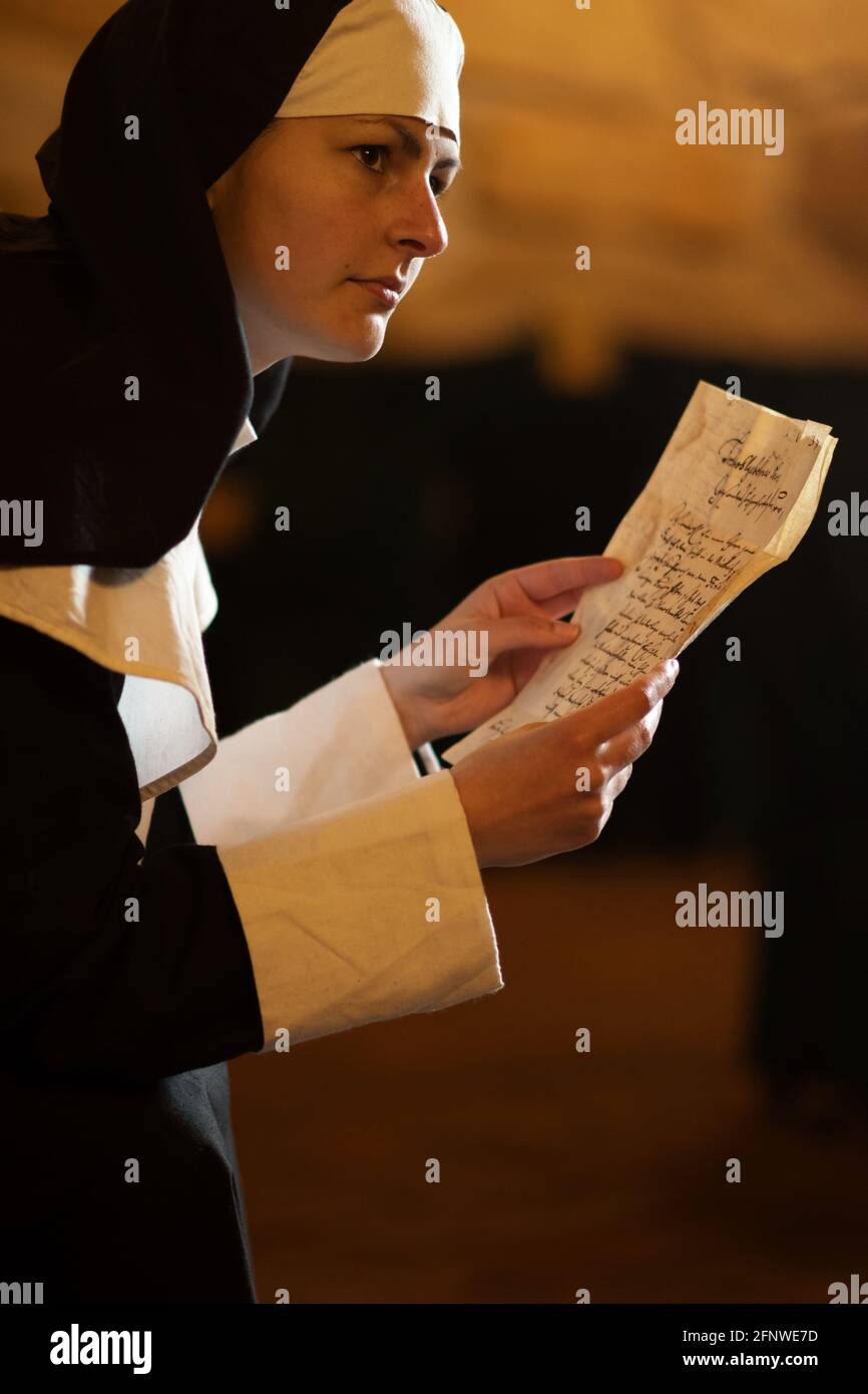 Jeune nonne avec vieille lettre mystérieuse Banque D'Images