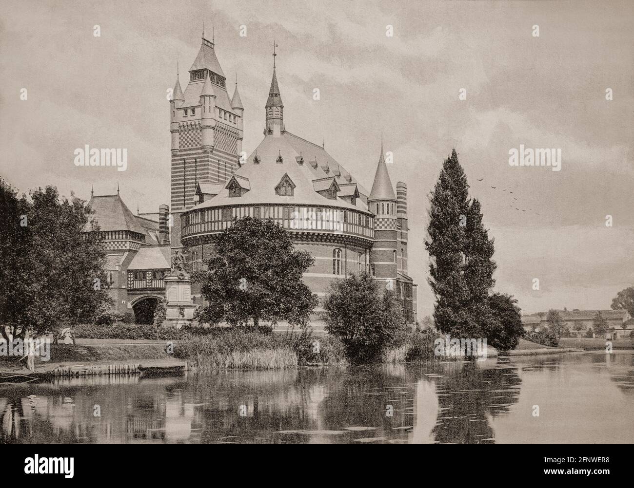 Une vue de la fin du XIXe siècle du premier Théâtre commémoratif de Shakespeare à Stratford-upon-Avon, Warwickshire, Angleterre, a ouvert en 1879. Le théâtre sur un site près de la rivière Avon a été conçu par Dodgshun & Unsworth en brique rouge et avec une grande tour, d'une manière militaire française robuste gothique associée à William Burges. Malheureusement, il a été en grande partie détruit par un incendie en 1926 et une compétition a été organisée pour un nouveau théâtre commémoratif de Shakespeare. Banque D'Images