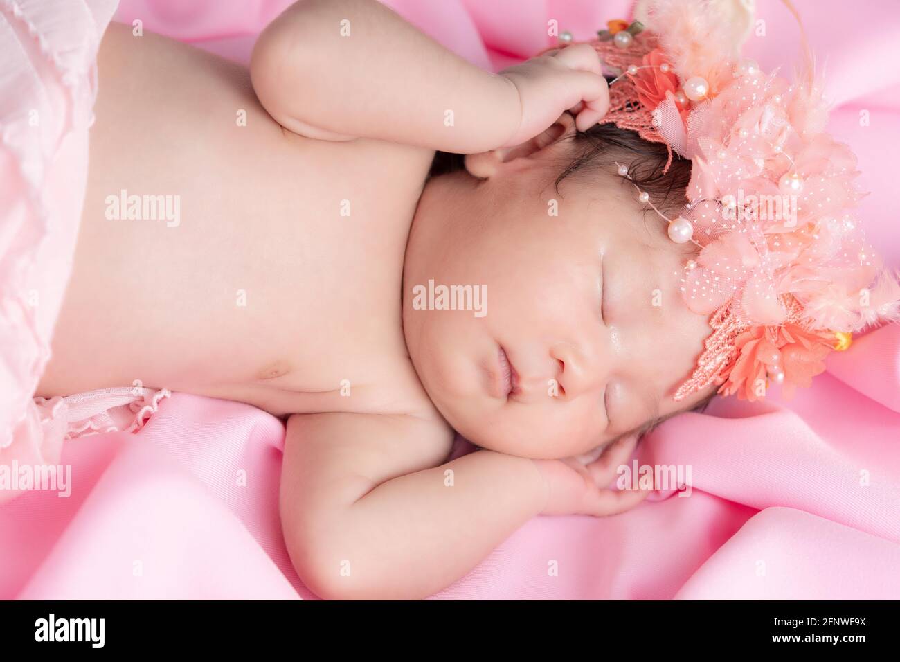 Portrait D Une Jeune Fille D Un Mois Qui Dormait Nouveau Ne Elle Porte Une Couronne De Fleur Et Dorme Sur Une Couverture Rose Concept Portrait Mode Studio Photo Stock Alamy Portrait D Une Jeune Fille D Un Mois Qui Dormait Nouveau Ne Elle Porte Une Couronne De Fleur Et Dorme Sur Une Couverture Rose Concept Portrait Mode Studio Photo Stock Alamy