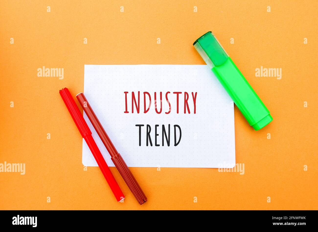 Notes avec l'inscription tendance de l'industrie et un marqueur. Le concept de la recherche de nouvelles tendances et tendances idéologiques. Tendance moderne exclusive. P Banque D'Images